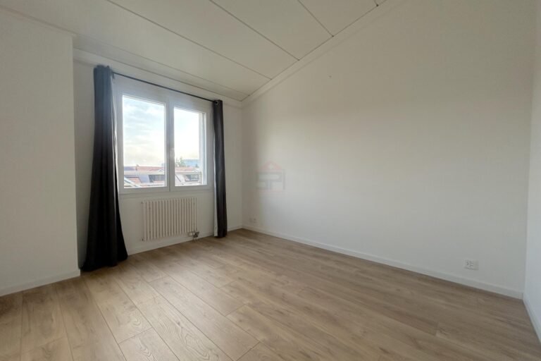 Helles leeres Zimmer mit Fenster und Heizkörper
