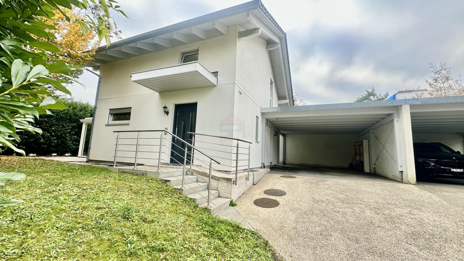 Charmante maison semi-individuelle de 5 pièces avec un beau jardin privatif