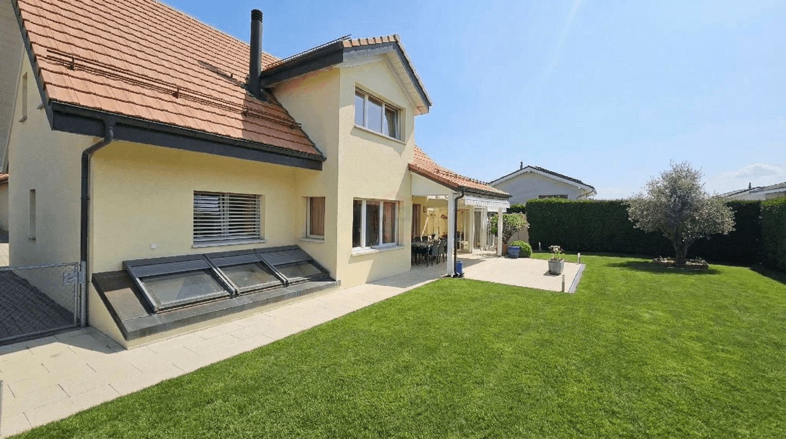 Superbe maison individuelle lumineuse avec jardin arboré, jacuzzi et double garage