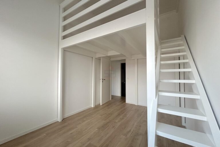 Maisonette mit offener Galerie und Treppe