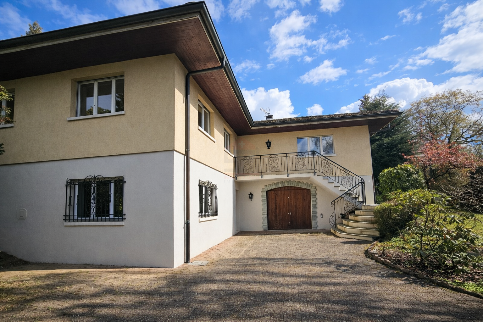 Élégante villa individuelle aux volumes généreux sur parcelle arborée de 1’088 m²