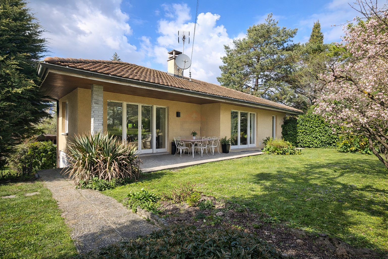 Élégante villa individuelle aux volumes généreux sur parcelle arborée de 1’088 m²